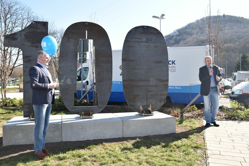 Eine stählerne Hundert wurde am Samstag enthüllt. Sie geht demnächst auf Reisen durch Freitals Stadtteile.      Foto: Trache