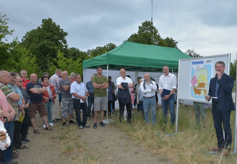 Gerd Richter (r.), Bereichsleiter Sanierung Lausitz, gibt den Sedlitzern einen Überblick zum Bearbeitungsstand der Sanierung der Brückenfeldkippe. Bürgermeister Andreas Fredrich (2.v.r.), LMBV-Geschäftsführer Bernd Sablotny (3.v.r.) und Ortsvorsteher Steffen Philipp (4.v.r.) stehen ebenfalls Rede und Antwort. Foto: Peter Aswendt