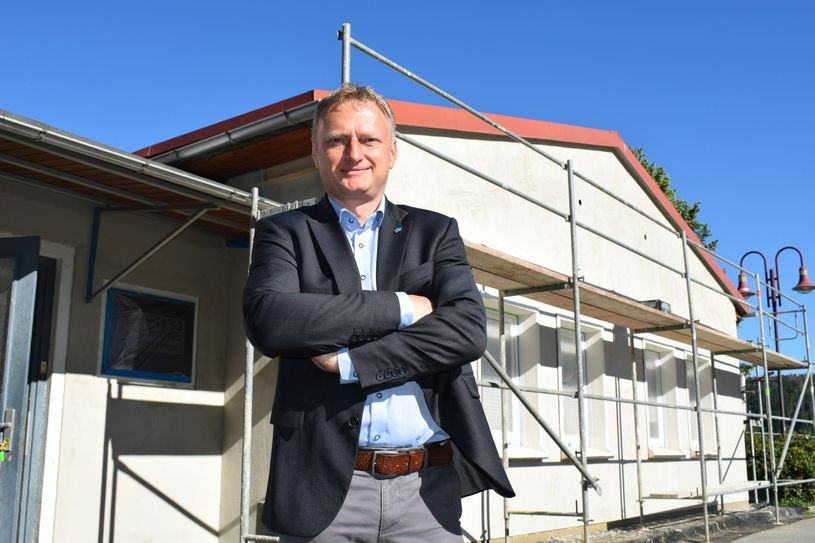 Bürgermeister Hagen Israel freut sich, dass das Vereinshaus in Wehrsdorf saniert werden kann. Foto: spa