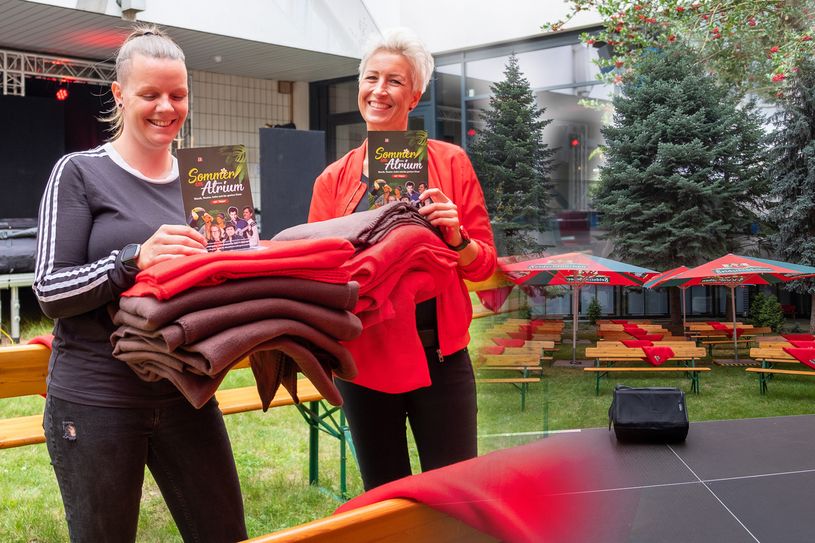 Das Lausitzhallen-Team lädt noch bis Ende August zu einem idyllischen »Sommer im Atrium« ein. Und sollte es abends doch mal etwas kälter werden, liegen für die Besucher natürlich Decken bereit. Foto: Lausitzhalle