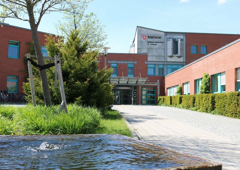 Noch ziert der Malteser-Schriftzug das Gebäude. Künftig wird sich das St. Johannes Krankenhaus aber mit blauem Logo präsentieren.