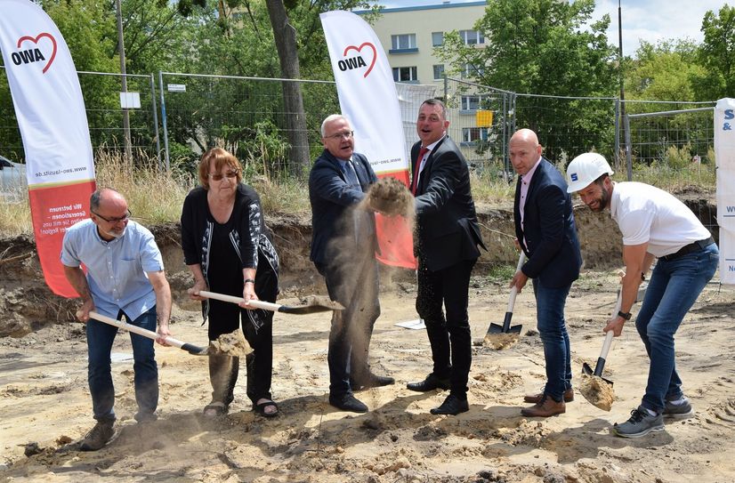 Mit Vertretern der ausführenden Baufirmen vollzogen OB Torsten Ruban-Zeh (3.v.l.), der designierte Landrat Udo Witschas (3.v.r.) und AWO-Chef Marcus Beier (2.v.r.)  den symbolischen Spatenstich für das neue Pflegewohnheim.