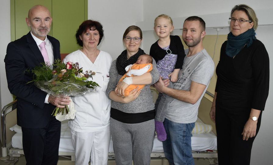 CTK-Geschäftsführer Dr. med. Götz Brodermann (l.) und die Pflegedirektorin Andrea Stewig-Nitschke (r.) gratulierten mit Blumen. Mit den Eltern Jenny Pantel (mit Baby Phil) und Michael Pantel (2.v.r.) und Schwesterchen Pia freute sich auch Krankenschwester Bärbel Knepper (2.v.l.). Foto: CTK