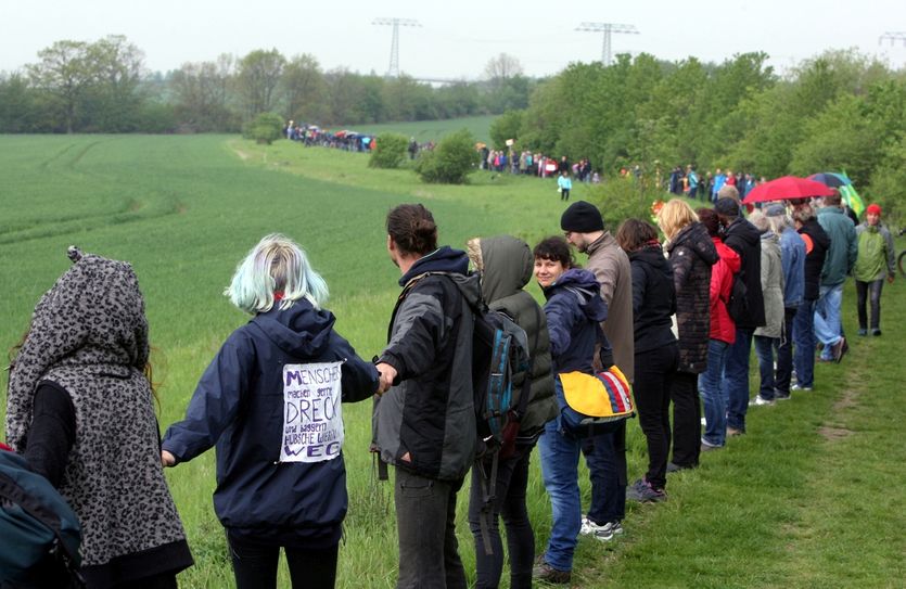 Die Menschenkette. Schätzungsweise 500 Teilnehmer nahmen daran teil. Foto: Daniel Förster