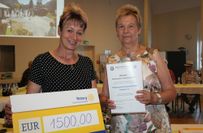 Gutes Geld für eine gute Sache. Über 1500Euro kann sich der Verein »Deutsche Eiche« Kraupa e.V. freuen. Der 25. Förderpreis des Rotary Club Finsterwalde, übergeben von Dr. Martina Pohle, geht in diesem Jahr an die 106 Mitglieder von Peggy Weidhans (v.r.).