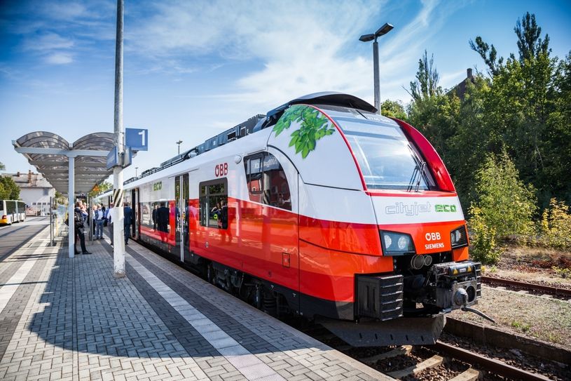 Im vergangenen Sommer war ein Akkuzug von Siemens zu einer Testfahrt im VVO unterwegs. Hier macht er Station in Königsbrück. Foto: Lars Neumann