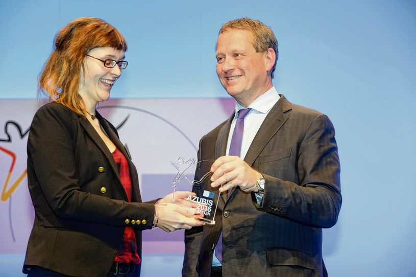 Katja Kosel aus Großröhrsdorf erhielt in Berlin die Auszeichnung als beste Produktgestalterin Textil aus den Händen von DIHK-Präsident Eric Schweitzer. Foto: DIHK/Schicke/Ebner