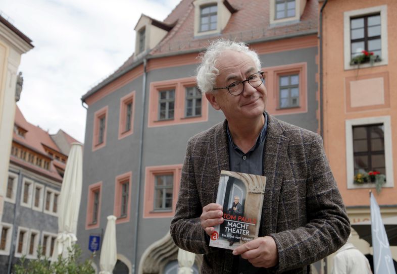 Tom Pauls mit seinem neuen Buch »Tom Pauls – Macht Theater« (Aufbau Verlag, 20 Euro).                Foto: D. Förster