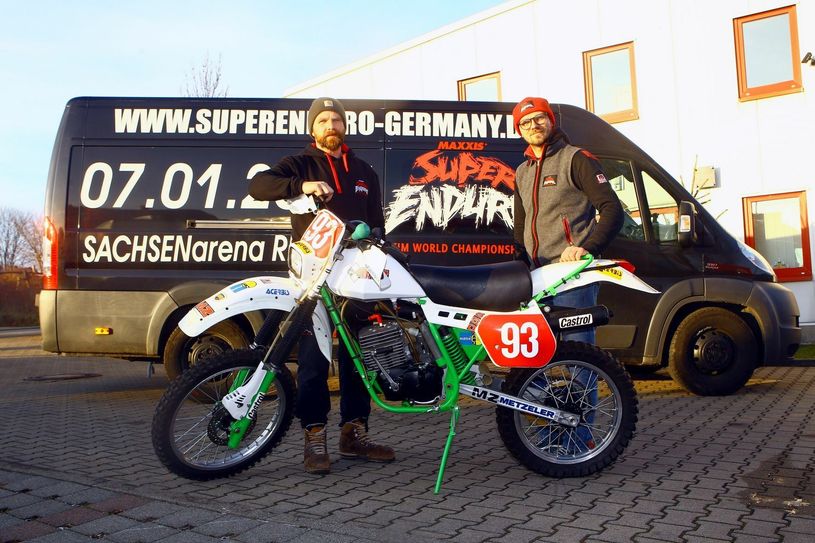 Tobias und Daniel Auerswald holen die Gewinner von 1987 mit ihren Originalmaschinen in die Riesaer Arena. Foto: Horn