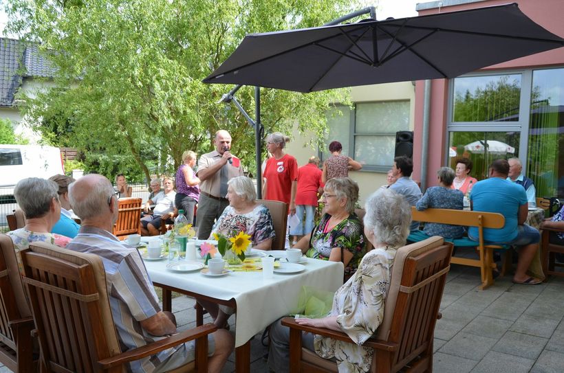 Ortsbürgermeister Reiner Krämer besuchte auch in diesem Jahr das Sommerfest in der Tagespflege und hatte als Überraschung einen Eis-Gutschein im Gepäck. Foto: DRK-KV Lausitz/Dunja Petermann