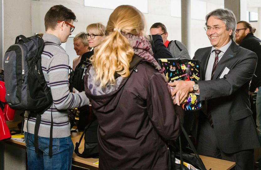 Prof. Dr. Hans Müller-Steinhagen höchstpersönlich bei der Übergabe der Studententaschen im Oktober 2016. Foto: Claudia Jacquemin