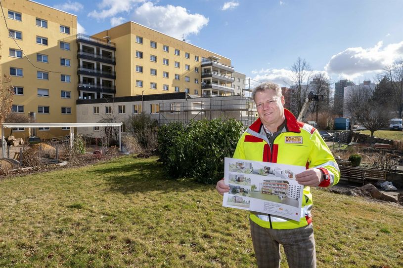 ASB-Geschäftsführer Peter Großpietsch vor dem Seniorenheim in Gorbitz.