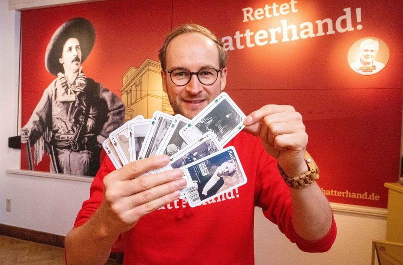Pressesprecher Kevin Sternitzke zeigt uns das Karl-May-Skatblatt.