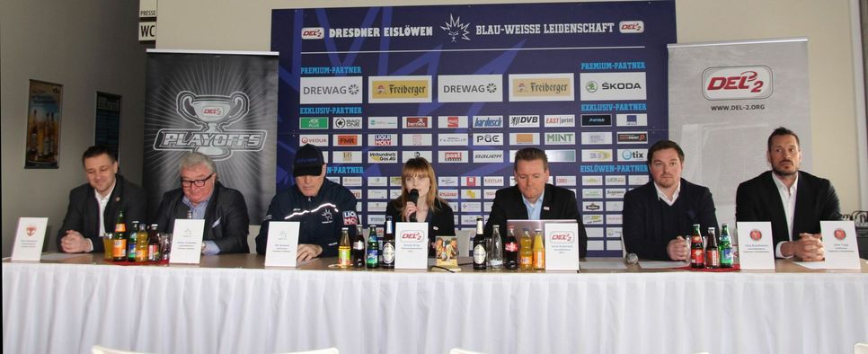 DEL2-Presskonferenz: v.l. Dirk Rohrbach, Geschäftsführer der Lausitzer Füchse; Volker Schnabel, Geschäftsführer der Dresdner Eislöwen; Bill Stewart, Cheftrainer der Dresdner Eislöwen; Denise Krug, Verantwortliche Kommunikation / Öffentlichkeitsarbeit der DEL2; René Rudorisch, Geschäftsführer der DEL2; Jörg Buschmann, Geschäftsführer der Eispiraten Crimmitschau; John Tripp, Cheftrainer der Eispiraten Crimmitschau (Fotos: M. Zuchold)