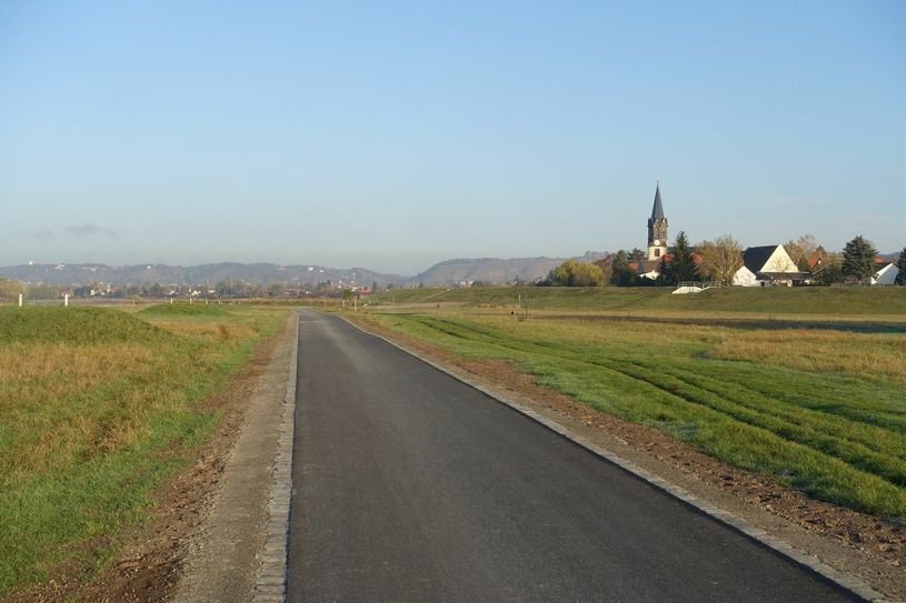 Blick Richtung Radebeul. Rechts ist die Emmauskirche (Altkaditz) zu sehen.