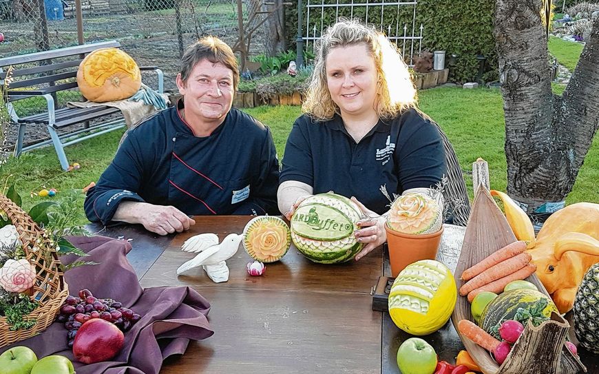 Bernd Fabian und Kollegin Eileen Ott bei den Dreharbeiten für die Sendung ARD Buffet im Gubener Garten.
