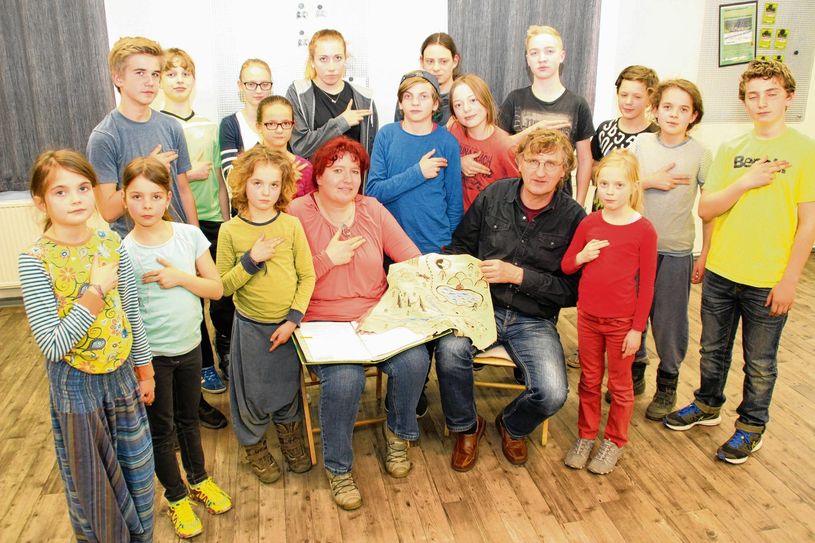 Nur noch wenige Tage bis zur Premiere. Die Darsteller der Kinderbesetzung haben ihrer Regieassistentin, Heike Löpelt, und Regisseur Uwe Hänchen ihr Indianerehrenwort gegeben: „Wir schaffen das!“ Fotos: wit