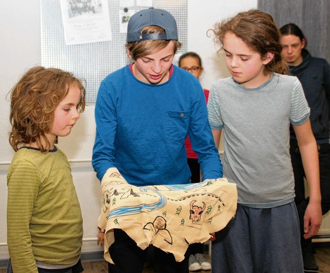 Um diese Schatzkarte aus Leder dreht sich die diesjährige Geschichte der Spielgemeinschaft „Gojko Mitic“.