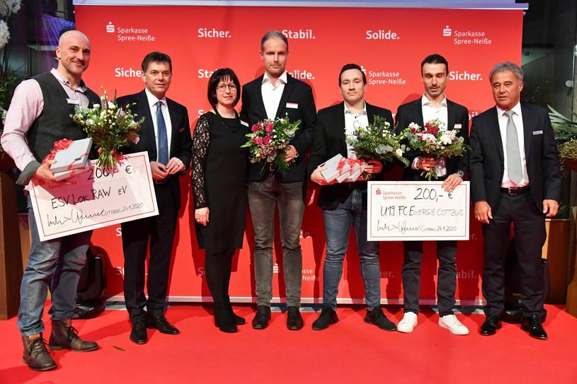 Die Stadt Cottbus ehrte gemeinsam mit der Sparkasse Spree-Neiße auch den ESV Lok RAW e. V. für die WM-Medaillen im Drachenbootrennen sowie den FC Energie Cottbus U19 für den Aufstieg in die 1. Bundesliga. Foto: Michael Helbig