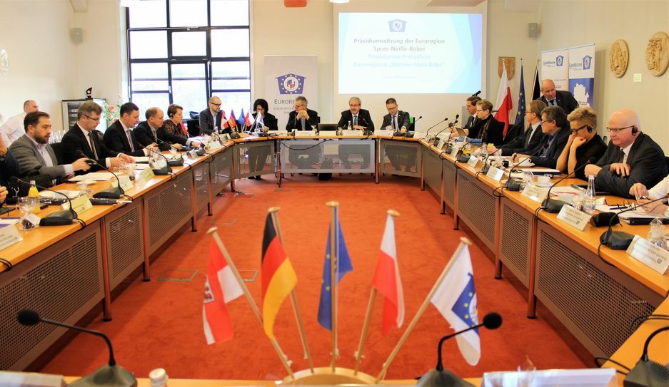 Beim Treffen der Vorstände des deutschen und des polnischen Euroregionsteils sprachen diese eine Empfehlung für das neue Entwicklungs- und Handlungskonzept der Euroregion Spree-Neiße-Bober "Vision 2030" aus. Foto: pm