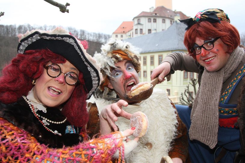 Zwottel (Mitte) mit Omi Schrapnelda und Tante Ambrosina (mit Schal) vor Schloss Weesenstein im Müglitztal. Foto: D. Förster