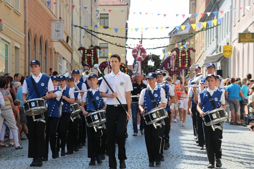 Die Juniorband des Spielmannszuges Oberlichtenau gestaltet traditionell auch den Kamenzer Forstfest-Umzug mit. (Foto: kun)