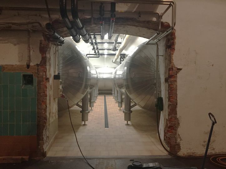 So muss es am Ende aussehen: Die Abteilung neun mit fünf neuen Lagertanks, die 2016 die Brauerei erreichten. Foto: Landskron