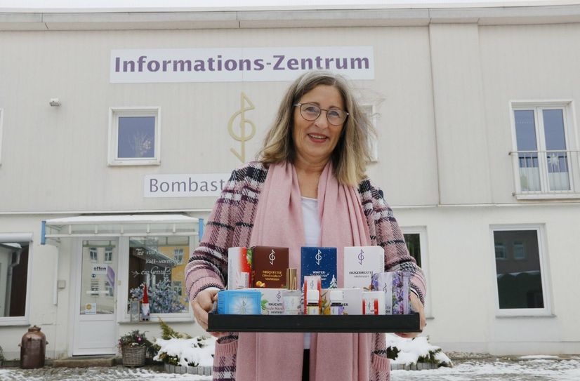Bombastus Infozentrum – Andrea Rammer zeigt eine kleine Auswahl aus dem Sortiment.