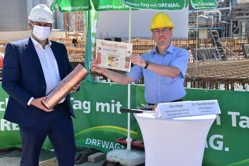 Zu den Zeitungen und Druckerzeugnissen, die anlässlich der Grundsteinlegung für das neue Kraftwerk in eine Kupferhülse gesteckt und traditionell in die Grundplatte eingelassen wurde, gehörte am 22. April 2020 auch die aktuelle Ausgabe des Dresdner WochenKurier. Foto: Trache