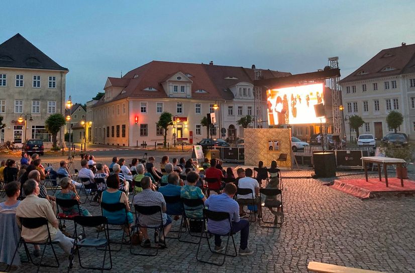 Die Filme werden an verschiedenen Orten in Ostritz gezeigt. Einer dieser Orte: Der Marktplatz. Hier gibt‘s am 17. September Freiluftkino.  Foto: IBZ St. Marienthal