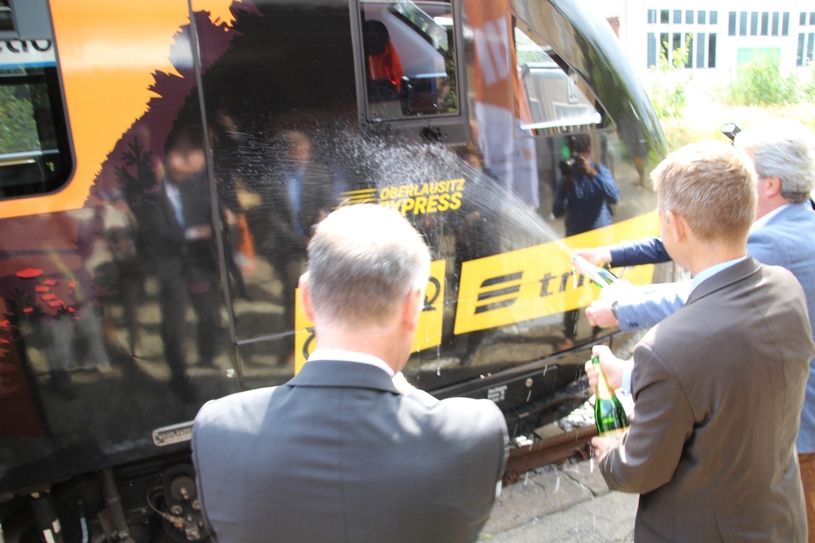 Bei der Zugtaufe im Bahnhof Großschönau erhielt der Trilex-Triebwagen den Namen „Oberlausitz Express“. Foto: Keil