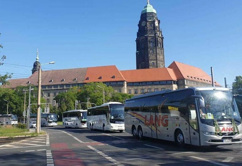 Am 3. Juni werden wieder viele Reisebusse durch Dresden rollen. Foto: cpö