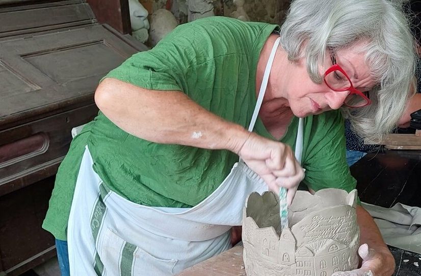 Die Bautzenerin Angelika Scharff töpfert, malt und probiert sich auch gern an anderen Materialien aus. Nachahmer sind gern gesehen.