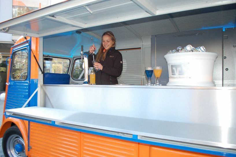 Rechts am Auto lässt  sich ein Thekenausschank ausklappen.  Fotos: Wo