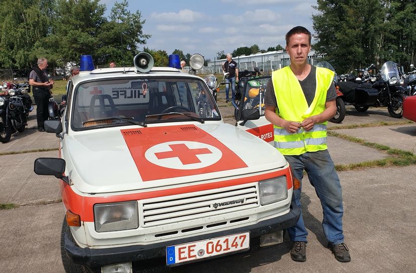 Oldtimerfreund Enrico Forker kommt wie schon 2021 mit dem Notarztwagen der DDR, dem Wartburg Tourist, gefahren.