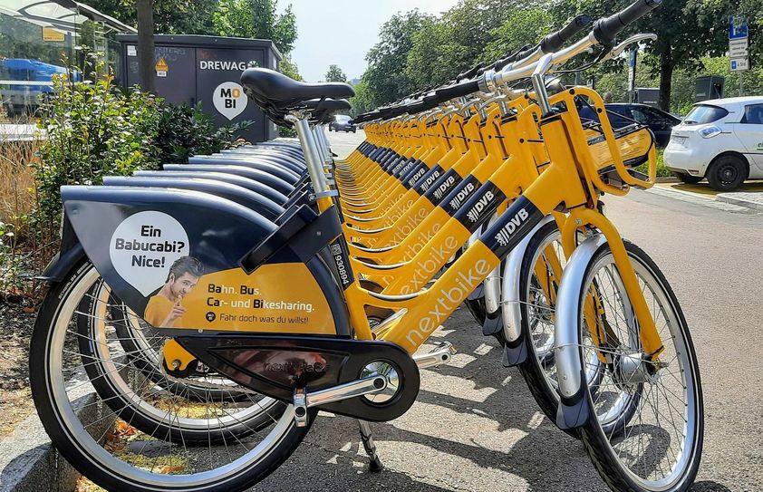 Am MOBIpunkt Pirnaischer Platz stehen knapp 100 neue Leihräder. Foto: Pönisch