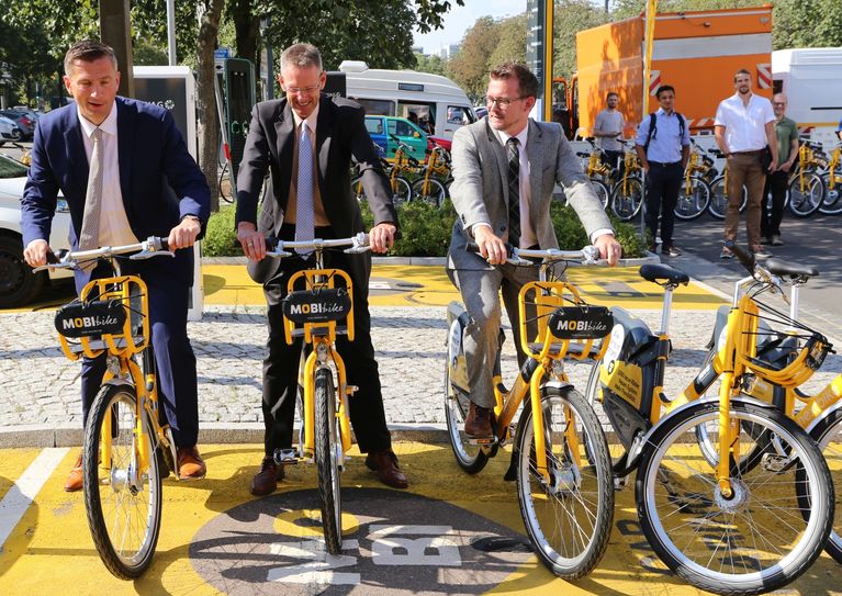 Sachsens Wirtschaftsminister Martin Dulig (SPD, li.) war bei der Einführung des neuen MOBIbike-Systems am 17. August dabei. Foto: DVB