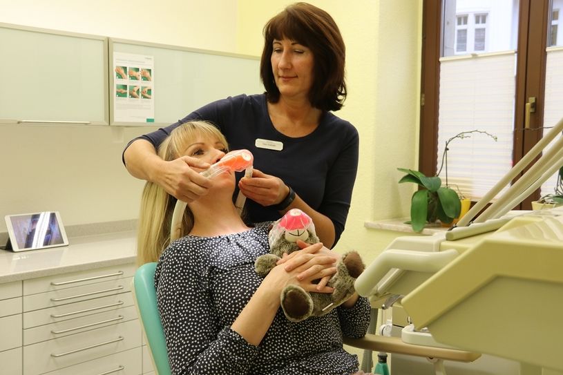 Zahnärztin Ines Galindo und Zahnarzthelferin Cindy Hinze demonstrieren den Einsatz von Lachgas. Foto: Mutschke
