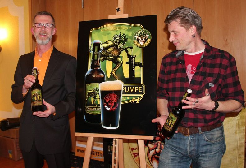 Olaf Wirths und Joe Kammer stellten in Schwarze Pumpe das gleichnamige Porter bei einer Verkostung vor. Foto: kri