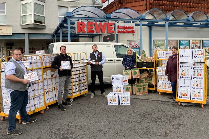 Die Tüten gab’s im Markt symbolisch. So konnten die Kunden die Tafel unterstützen. Transportiert wurden die so gespendeten Waren aber natürlich nicht einzeln verpackt in kleinen Tüten. Foto: Geschwill