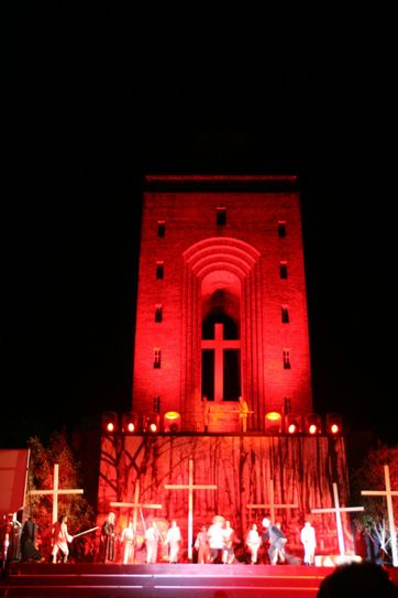 Der Bismarckturm bietet Jahr für Jahr eine beeindruckende Kulisse für das Spektakel um den Wassermann. Foto: Archiv