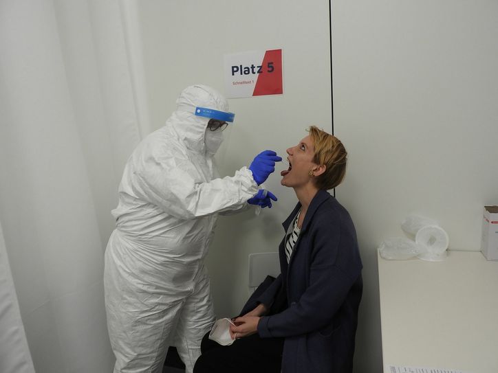 Kathie Brejora (li.), die gerade bei den Johannitern zur Erzieherin ausgebildet wird, unterstützt das Team bei den Schnelltests. Foto: R. Rink