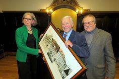 Hermann Lindenkreuz (m.) und Andreas Schieblich übergaben der Bürgermeisterin Barbara Lüke im Namen der FDP-Fraktion des Stadtrates eine historische Ansicht. Die soll ihren Platz im neuen Dienstzimmer der Bürgermeisterin finden. Foto: Matthias Stark