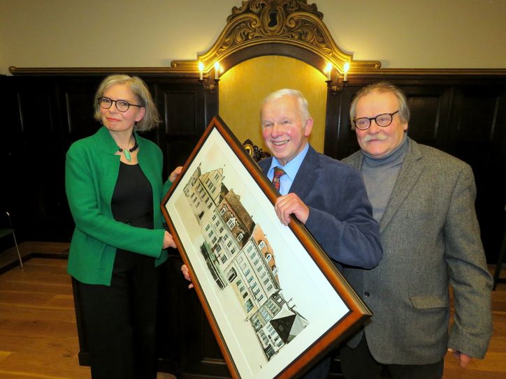 Hermann Lindenkreuz (m.) und Andreas Schieblich übergaben der Bürgermeisterin Barbara Lüke im Namen der FDP-Fraktion des Stadtrates eine historische Ansicht. Die soll ihren Platz im neuen Dienstzimmer der Bürgermeisterin finden. Foto: Matthias Stark