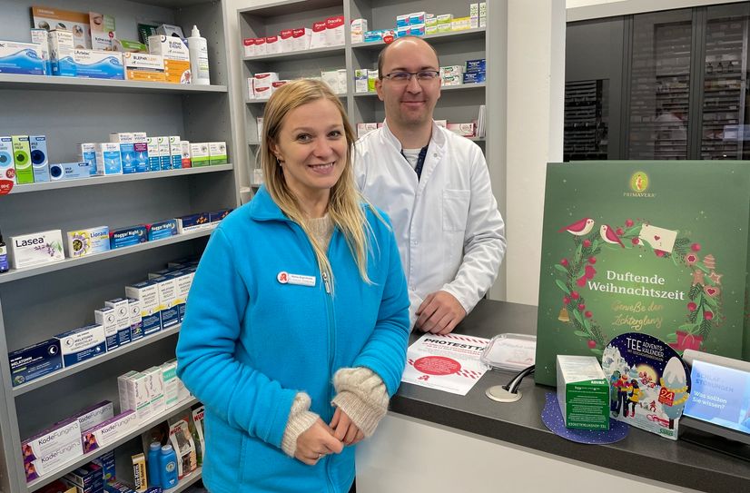 Apothekerin Marta Zagrobelna (sie leitet die Humboldt-Apotheke) und Apotheker Piotr Szumlas in der provisorischen Offizin (so nennt man den Verkaufsraum einer Apotheke).  Foto: T. Keil