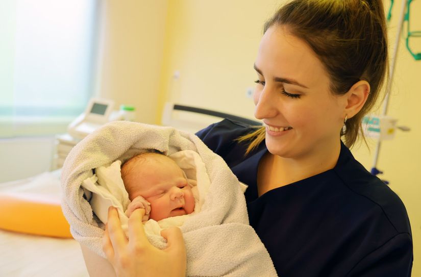 Von der Schwangerschaft bis zur Geburt - mit einem engagierten Team aus Fachleuten schaffen wir einen sicheren Raum für unvergessliche Geburtserlebnisse, in dem jedes Baby liebevoll zur Welt kommen kann.