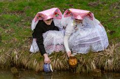 Das Osterwasserholen ist ein alter Brauch in der Osternacht. Spreewaldfotograf Peter Becker hat diesen einmal nachstellen lassen.