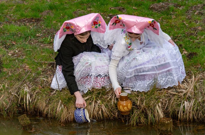 Das Osterwasserholen ist ein alter Brauch in der Osternacht. Spreewaldfotograf Peter Becker hat diesen einmal nachstellen lassen.