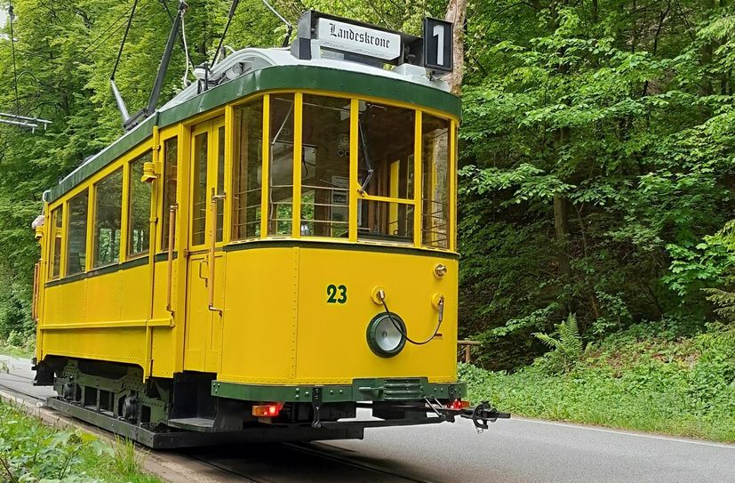 Der Görlitzer Triebwagen 23 ist zum Jubiläum zu Gast im Kirnitzschtal.