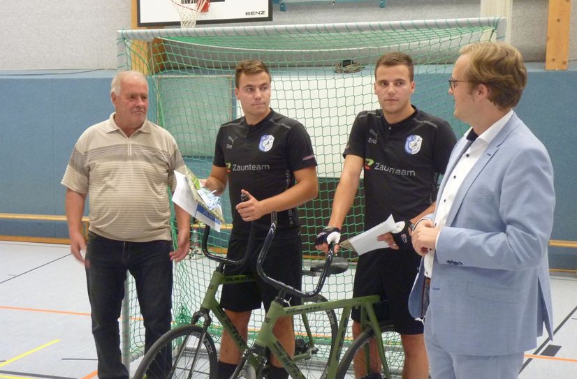 Vereinsvorsitzender Hans-Joachim Loboda (l.) ist stolz auf seine Radball-Zwillinge, die einen Titel nach dem anderen nach Großkoschen holen. Bürgermeister Andreas Pfeiffer (r.) gratuliert zum Titelgewinn.